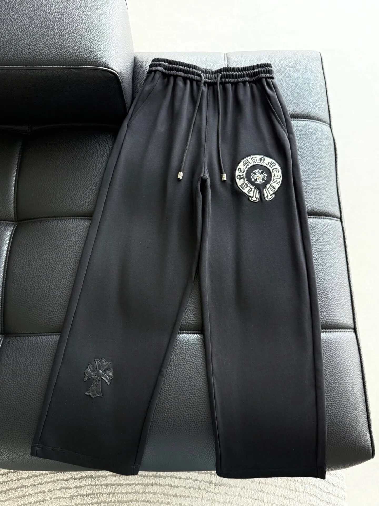 P486 💰ChromeHearts ChromeHearts terry trousers, pursuit of quality and absolute guarantee of quality! The texture is clearly visible, the texture is soft, delicate and smooth, and the customized three-dimensional embroidery and leather craftsmanship are full of drape! The workmanship is fine and the shoulder lines are smooth. All imported chain machines are used to make the shoulder rolling strips. It has a certain thickness and is not made of cheap material but has a shiny feel that is comfortable and not tight on the upper body. It is the most avant-garde street item that can be easily matched by both men and women!  Color: black white Size: m-3xl Style number: 3750